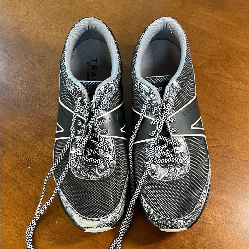 TRAQ BY Alegria Men's Black and White Patterned Sneakers - Picture 4 of 10